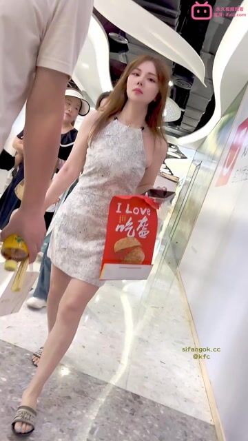 地铁站抄底KFC一路跟踪抄底❤️包臀裙性感美艳少妇 性感半透白内